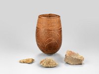 Ame 20  Ame 20, Panama, Unbestimmt, 2. Hälfte 19. Jahrhundert, Kalebasse, Flaschenkürbis (?), Stein, H unregelmäßig ca. 12,7 cm, Dm Bauch 8 cm, Dm Mündung 6,8 cm : Museumsfoto: Claus Cordes, Bestandskatalog Ethnologie